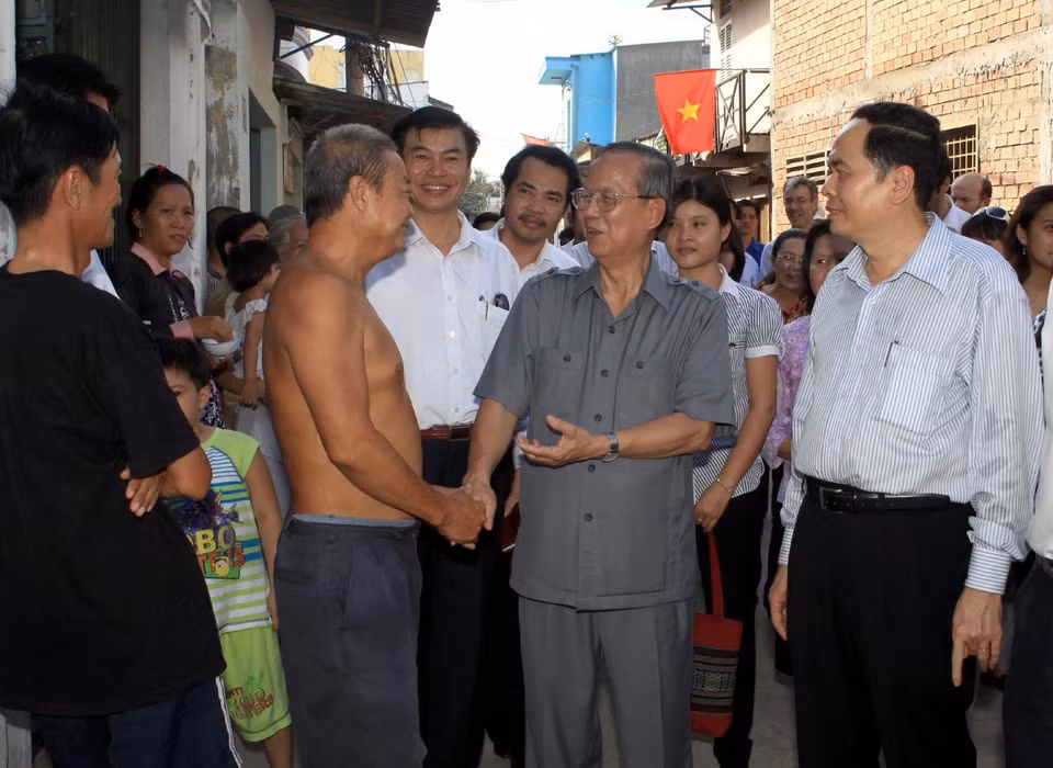 Phó Thủ tướng Trương Vĩnh Trọng thăm hỏi nhân dân phường An Phú, quận Ninh Kiều, trong chuyến thăm, làm việc tại Thành phố Cần Thơ, ngày 28/4/2011. (Ảnh: Duy Khương/TTXVN)