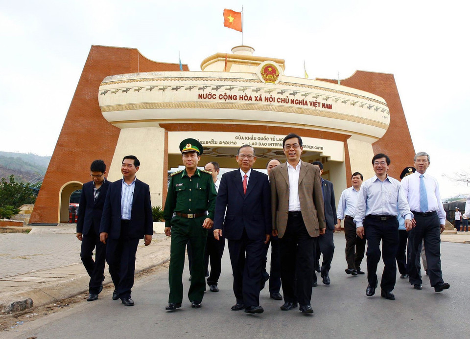 Phó Thủ tướng Trương Vĩnh Trọng thăm cửa khẩu quốc tế Lao Bảo (Quảng Trị), ngày 9/4/2011. (Ảnh: Hồ Cầu/TTXVN)