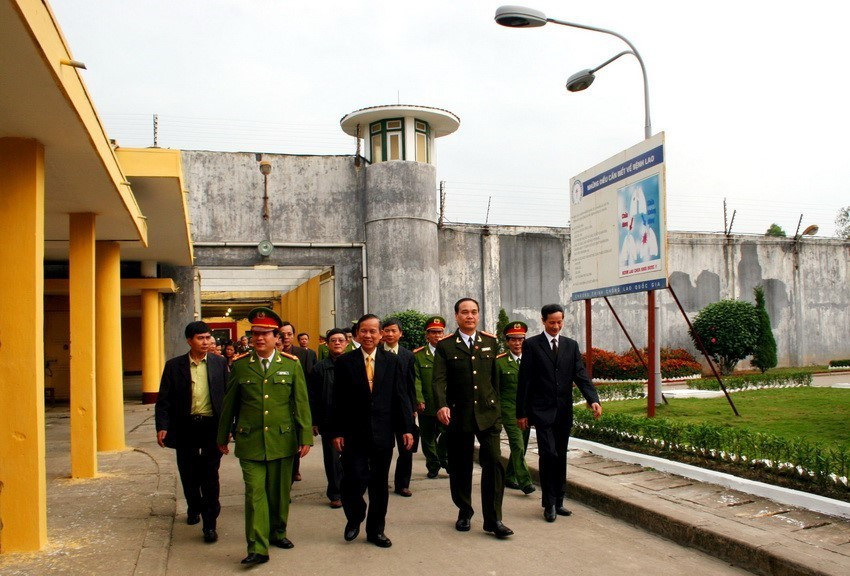 Phó Thủ tướng Trương Vĩnh Trọng đến thăm, chúc Tết cán bộ, chiến sỹ Trại tạm giam số 1 - Công an Thành phố Hà Nội, ngày 12/2/2007. (Ảnh: Hoài Nam/TTXVN)