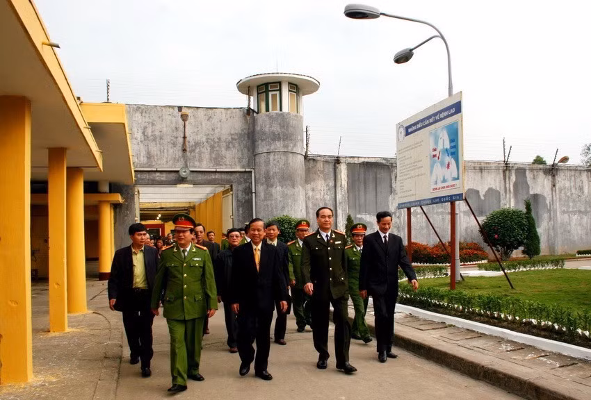 Phó Thủ tướng Trương Vĩnh Trọng đến thăm, chúc Tết cán bộ, chiến sỹ Trại tạm giam số 1 - Công an Thành phố Hà Nội, ngày 12/2/2007. (Ảnh: Hoài Nam/TTXVN)