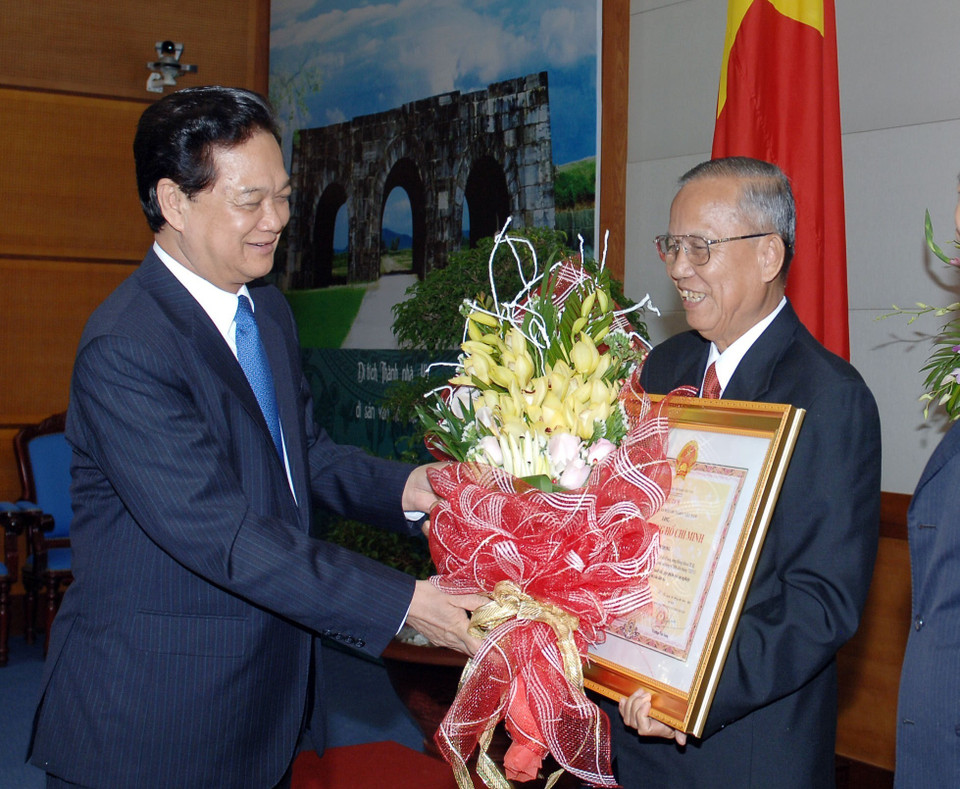 Thủ tướng Nguyễn Tấn Dũng trao Huân chương Hồ Chí Minh của Chủ tịch nước tặng ông Trương Vĩnh Trọng, ngày 29/9/2014, tại Hà Nội. (Ảnh: Đức Tám/TTXVN)