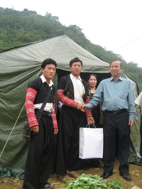 Ngày 18/10/2007, Phó Thủ tướng Trương Vĩnh Trọng đi kiểm tra tình hình khắc phục hậu quả cơn bão số 5 tại xã Lóng Luông, huyện Mộc Châu, tỉnh Sơn La. (Ảnh: Nguyễn Hà Ngọc/TTXVN)