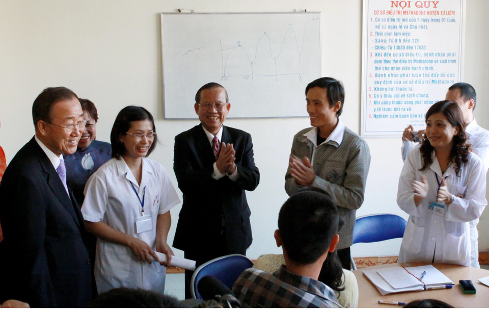 Ngày 29/10/2010, Phó Thủ tướng Trương Vĩnh Trọng, Chủ tịch Uỷ ban Quốc gia phòng, chống HIV/AIDS và phòng, chống tệ nạn ma tuý mại dâm và Tổng Thư ký Liên hợp quốc Ban Ki-moon kiểm tra công tác phòng, chống HIV/AIDS tại huyện Từ Liêm (Hà Nội). (Ảnh: Dương Ngọc/TTXVN)