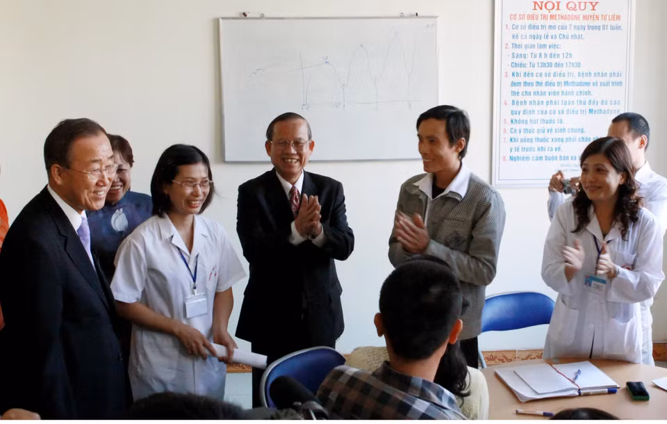 Ngày 29/10/2010, Phó Thủ tướng Trương Vĩnh Trọng, Chủ tịch Uỷ ban Quốc gia phòng, chống HIV/AIDS và phòng, chống tệ nạn ma tuý mại dâm và Tổng Thư ký Liên hợp quốc Ban Ki-moon kiểm tra công tác phòng, chống HIV/AIDS tại huyện Từ Liêm (Hà Nội). (Ảnh: Dương Ngọc/TTXVN)