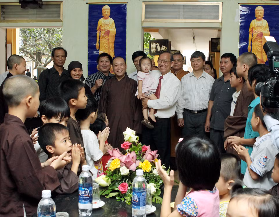 Nhân Ngày Quốc tế Thiếu nhi (1/6), sáng 26/5/2011, Phó Thủ tướng Trương Vĩnh Trọng đến thăm, tặng quà cho trẻ em nhiễm HIV/AIDS và chịu ảnh hưởng bởi HIV, được chăm sóc, giáo dục tại chùa Bồ Đề, quận Long Biên (Hà Nội). (Ảnh: Dương Ngọc/TTXVN)
