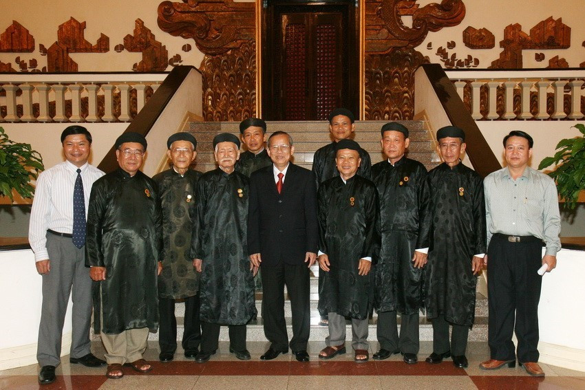 Phó Thủ tướng Trương Vĩnh Trọng tiếp thân mật Đoàn đại biểu tịnh độ cư sỹ Phật hội Việt Nam, ngày 15/9/2009, tại Hà Nội. (Ảnh: Thái Bình/TTXVN)