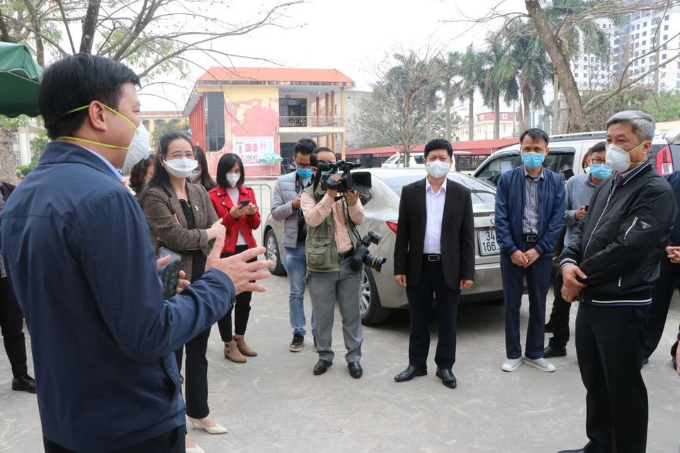 Thứ trưởng Bộ Y tế kiểm tra công tác điều trị tại Bệnh viện dã chiến số 2 điều trị bệnh nhân COVID-19 tại Bệnh viện Đại học Kỹ thuật y tế Hải Dương. (Ảnh: Mạnh Minh/TTXVN)