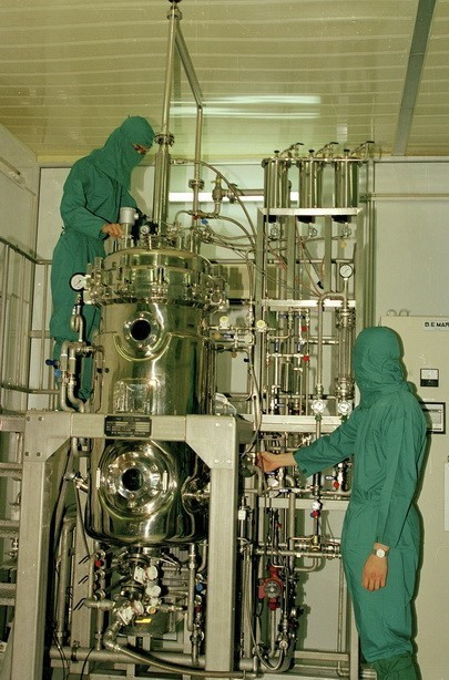 Sản xuất vắcxin uống phòng tả ở Viện Vệ sinh dịch tễ Trung ương để cung cấp cho khu vực đồng bằng sông Cửu Long phòng chống dịch (1999). (Ảnh: Hữu Oai/ TTXVN)