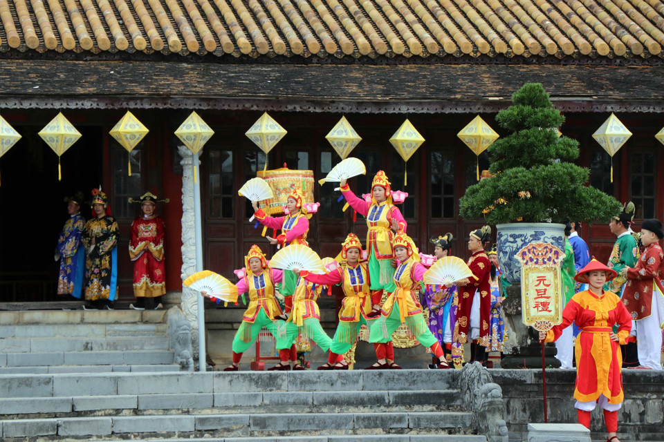 Tái hiện sân khấu hóa lễ Nguyên đán thời Nguyễn tại điện Thái Hòa. (Ảnh: Đỗ Trưởng/TTXVN)