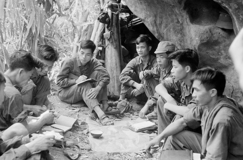 Ban Chỉ huy Tiểu đoàn 15 Quân giải phóng Nam Lào bàn kế hoạch tác chiến và giao nhiệm vụ cho các đơn vị đánh chiếm điểm cao 723 nằm trên trục đường vận tải chiến lược 559. (Ảnh: Hồng Thụ/TTXVN)