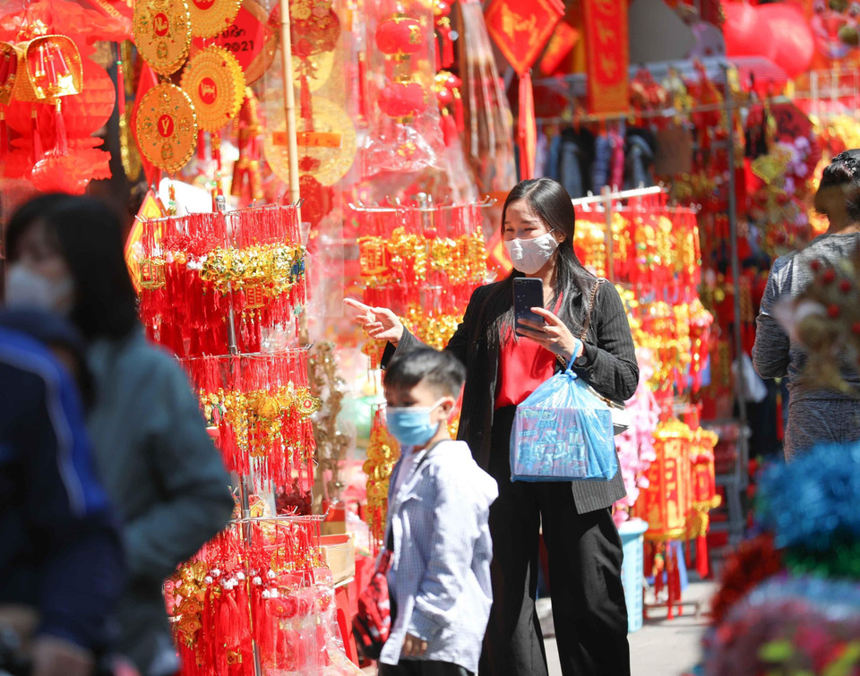 Mặt hàng trang trí Tết được nhiều người lựa chọn. (Ảnh: Thanh Tùng/TTXVN)