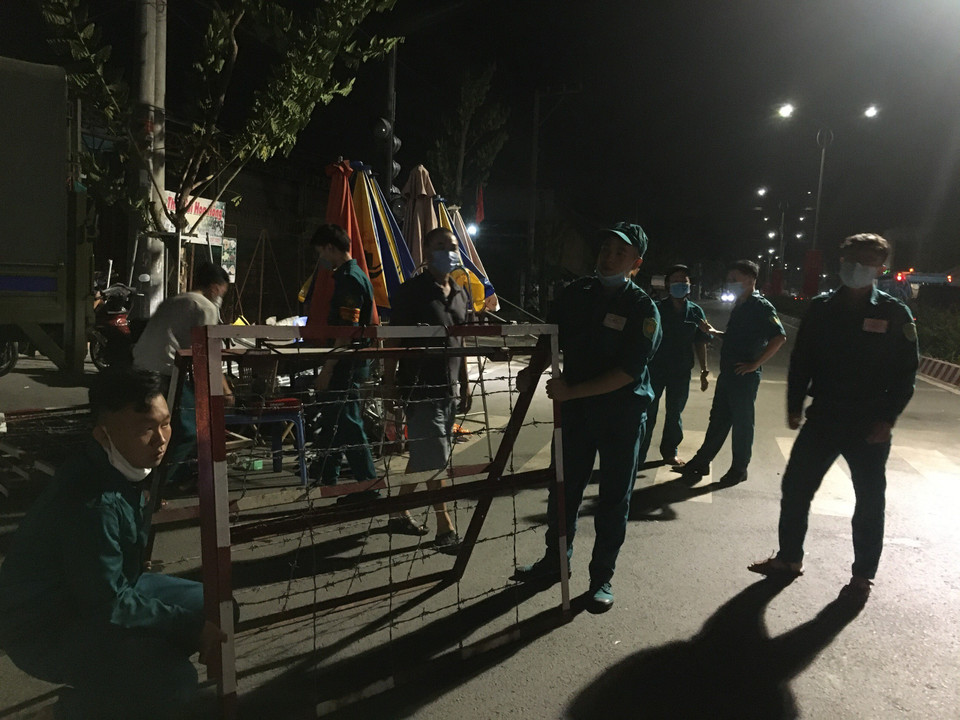 Đêm 9/2, rạng sáng 10/2, lực lượng chức năng thành phố Thủ Dầu Một, tỉnh Bình Dương tháo gỡ điểm phong tỏa khu vực phường Phú Hòa và Trường Đại học Thủ Dầu Một. (Ảnh: Chí Tưởng/TTXVN)