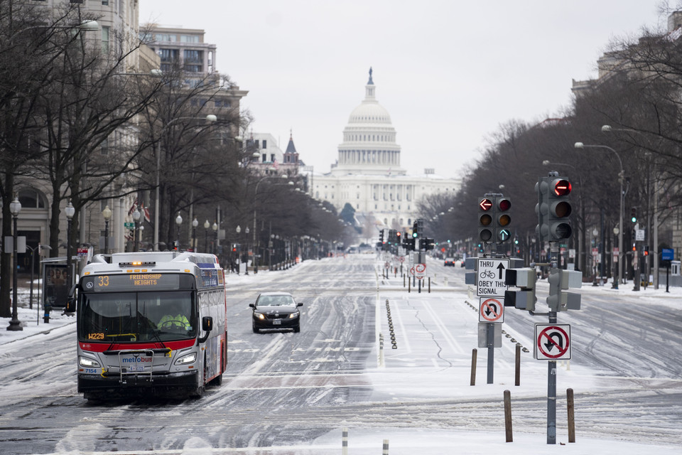 Đợt bão mùa Đông lịch sử, kéo theo nhiều cơn lốc có sức phá hủy khủng khiếp, tràn vào vùng Đông Nam nước Mỹ ngày 16/2/2021 đã khiến ít nhất 21 người thiệt mạng và hàng triệu người rơi vào cảnh mất điện. Trong ảnh: Tuyết phủ trắng xóa đường phố tại Washington D.C., Mỹ, ngày 18/2/2021. (Nguồn: THX/TTXVN)