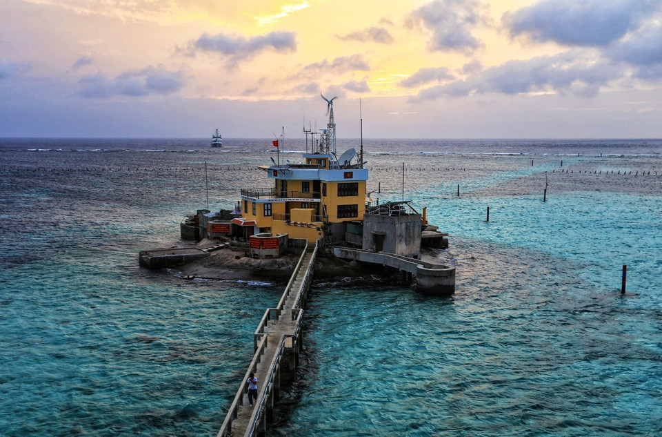 Hoàng hôn trên đảo Cô Lin. (Ảnh: Thành Đạt/TTXVN)