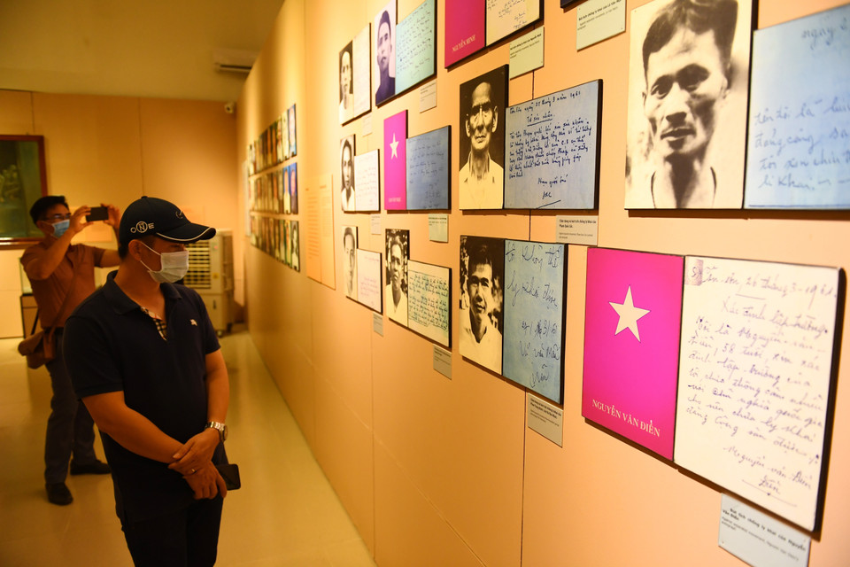 Bảo tàng thu hút đông du khách tham quan tìm hiểu về lịch sử nơi đây. (Ảnh: Minh Đức/TTXVN)