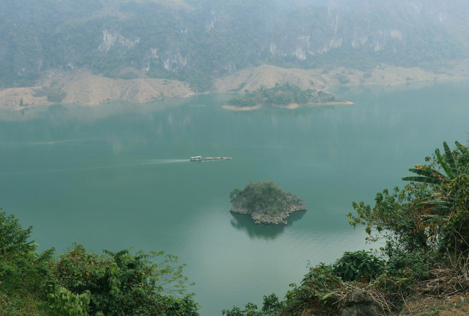 Bản làng xã Huổi Só (Tủa Chùa, Điện Biên) nằm dọc lưu vực sông Đà. (Ảnh: Xuân Tiến/TTXVN)