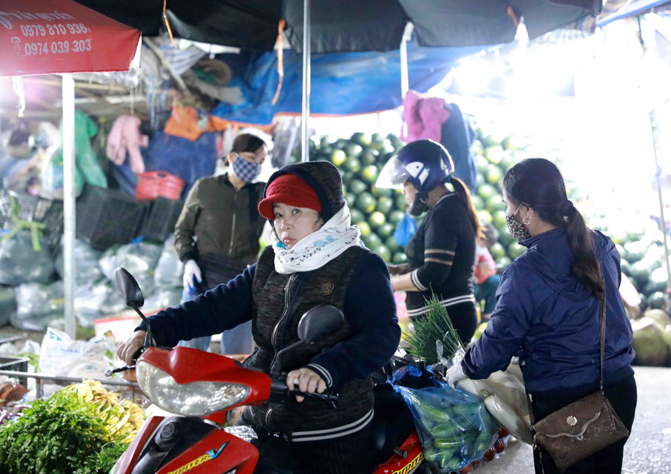 Ý thức chấp hành của một số người dân và tiểu thương kinh doanh tại chợ vẫn còn chưa cao trong việc đeo khẩu trang phòng chống dịch bệnh. (Ảnh chụp sáng 1/2/2021). (Ảnh: Vũ Sinh/TTXVN)