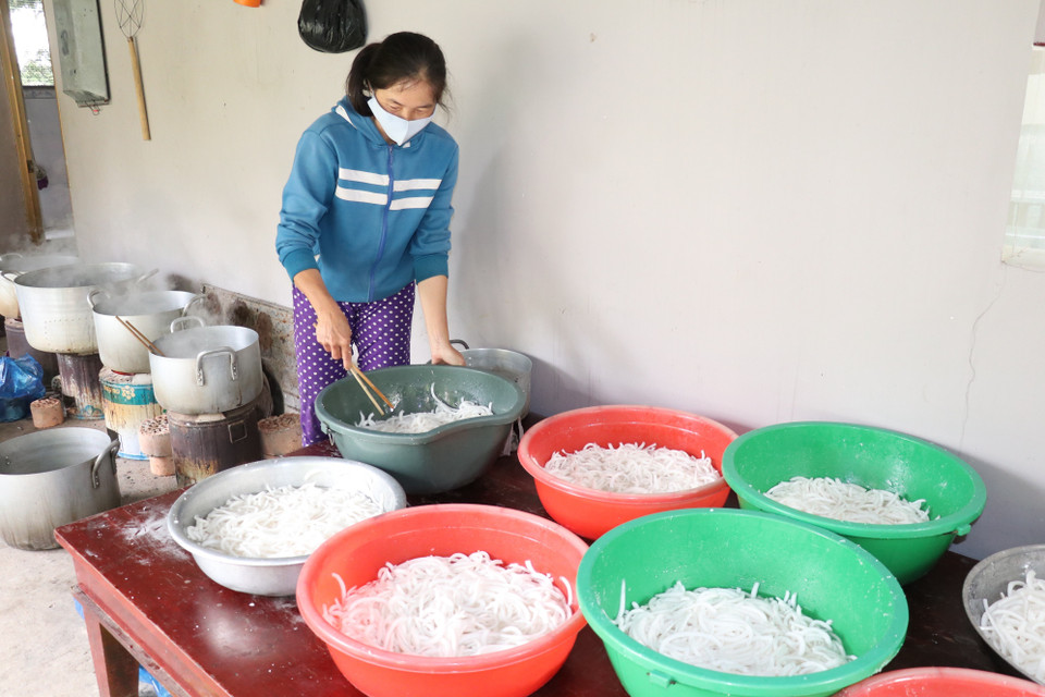 Chuẩn bị nguyên liệu làm mứt. (Ảnh: Huỳnh Phúc Hậu/TTXVN)