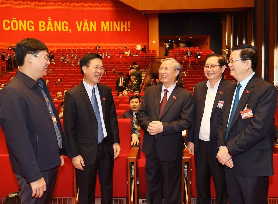 Đại hội XIII đã phát huy tinh thần dân chủ, tập trung trí tuệ cao, đề ra đường lối tăng cường xây dựng Đảng, hệ thống chính trị; củng cố niềm tin của nhân dân đối với Đảng, Nhà nước. Trong ảnh: Thường trực Ban Bí thư Trần Quốc Vượng và Trưởng ban Tuyên giáo Trung ương Võ Văn Thưởng với đại biểu dự phiên thảo luận các văn kiện đại hội, sáng 28/1. (Nguồn: TTXVN)