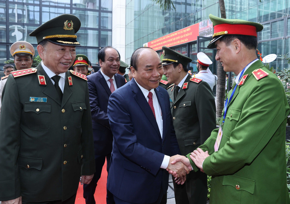 Thủ tướng Nguyễn Xuân Phúc với các vị lãnh đạo Bộ Công an. (Ảnh: Thống Nhất/TTXVN)