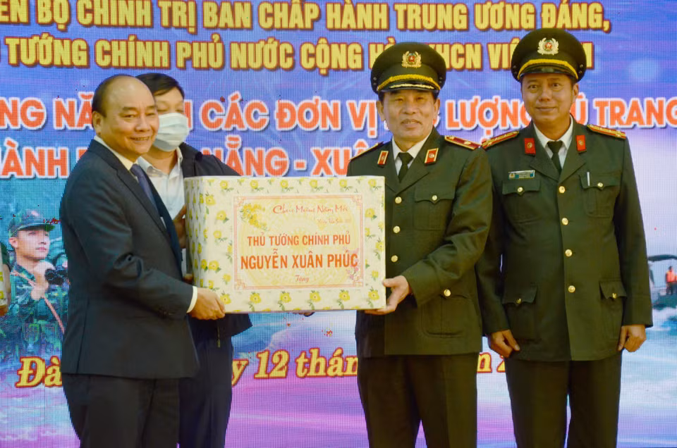 Thủ tướng Nguyễn Xuân Phúc tặng quà Tết cho lực lượng Công an thành phố Đà Nẵng. (Ảnh: Quốc Dũng/TTXVN)