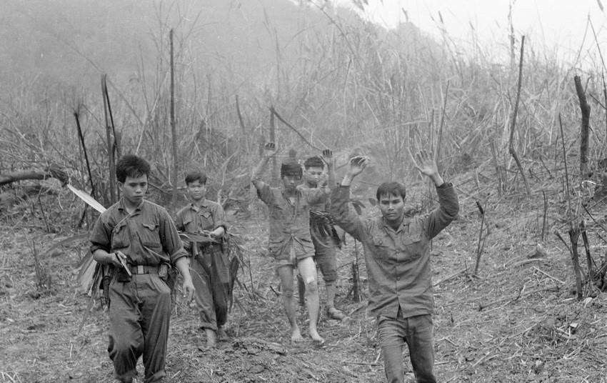 Kết thúc chiến dịch, ta đã loại khỏi vòng chiến đấu trên hai vạn tên địch, đánh thiệt hại nặng 6 trung đoàn, lữ đoàn, 13 tiểu đoàn bộ binh, pháo binh; phá hủy 1.100 xe, hơn 100 khẩu pháo lớn, bắn rơi 550 máy bay; bắt hơn 1.000 tù binh, thu hàng nghìn khẩu súng và trang bị quân sự. (Ảnh: Hồng Thụ/TTXVN)