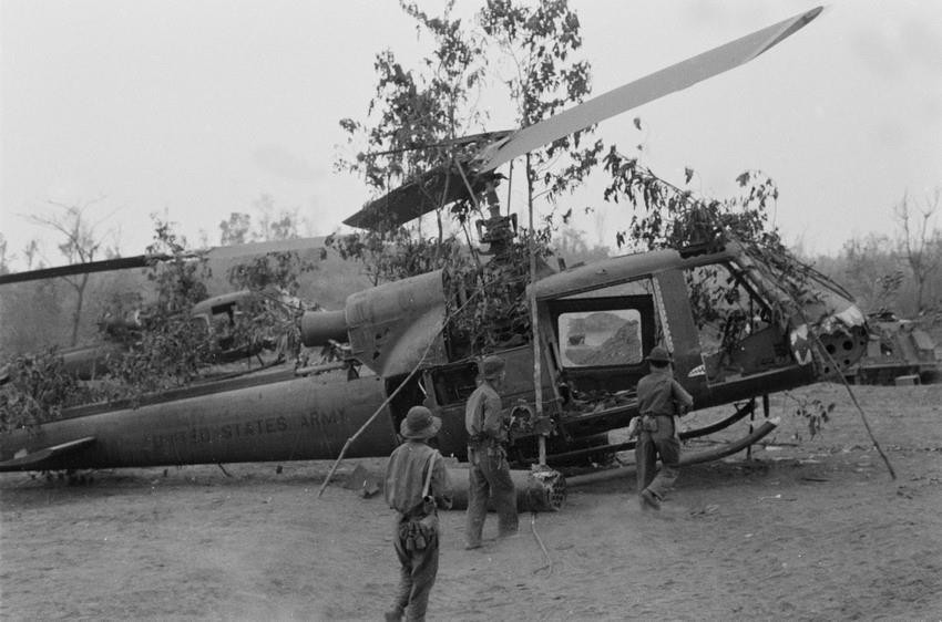 Máy bay trực thăng Mỹ bị phá hủy tại mặt trận Đường 9 - Nam Lào. Trong chiến dịch Đường 9 - Nam Lào, lực lượng phòng không của Đoàn 559-Bộ đội Trường Sơn được trang bị nhiều súng máy 12,7 mm và 14,5 mm, hình thành thế trận rộng khắp, nhiều tầng, nhiều lớp đánh máy bay lên thẳng của địch rất hiệu quả, góp phần quan trọng đánh bại chiến thuật trực thăng vận của chúng trong cuộc hành quân Lam Sơn 719. (Ảnh: Lương Nghĩa Dũng/TTXVN)
