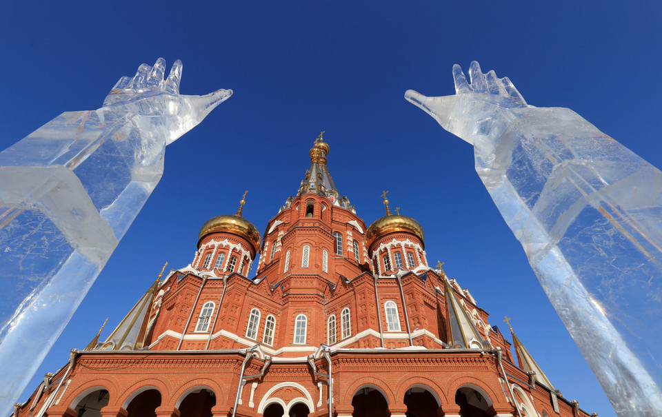 Tác phẩm Đôi bàn tay nghệ nhân được trưng bày trước nhà thờ Thánh Mikhail. (Ảnh: Trần Hiếu/TTXVN)