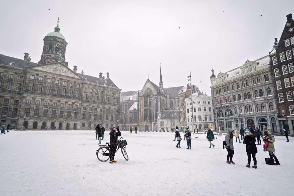 Tuyết phủ trắng xóa tại Amsterdam, Hà Lan ngày 7/2/2021. (Nguồn: AFP/TTXVN)