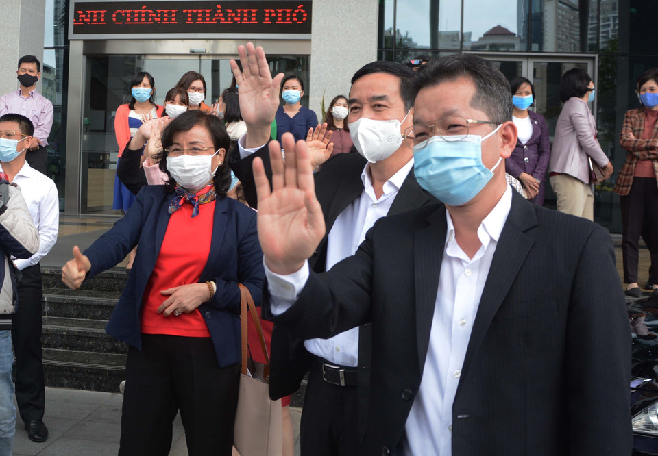 Lãnh đạo thành phố Đà Nẵng chào Đoàn y tế tiếp viện tỉnh Gia Lai phòng, chống dịch COVID-19. (Ảnh: Văn Dũng/TTXVN)