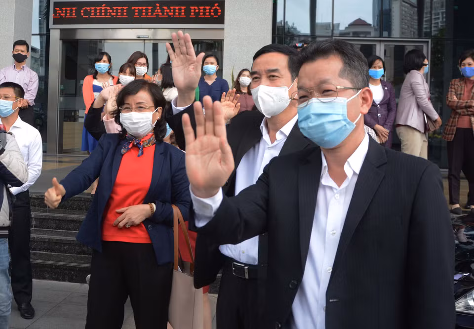 Lãnh đạo thành phố Đà Nẵng chào Đoàn y tế tiếp viện tỉnh Gia Lai phòng, chống dịch COVID-19. (Ảnh: Văn Dũng/TTXVN)