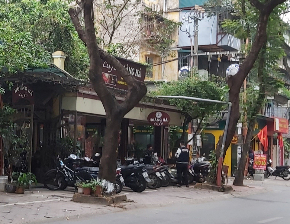 Quán càphê trên địa bàn quận Cầu Giấy (Hà Nội) vẫn mở cửa bán hàng, không chấp hành quy định của thành phố Hà Nội về phòng chống dịch COVID-19. (Ảnh: Minh Nghĩa/TTXVN)