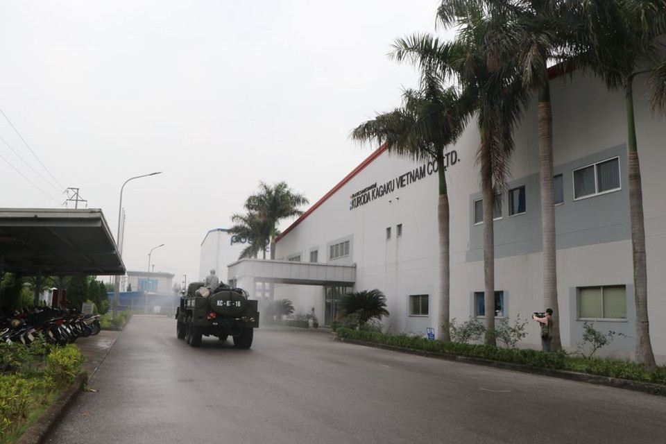 Phun khử khuẩn tại Công ty TNHH Kuroda Kagaku Việt Nam, thuộc Khu công nghiệp Phúc Điển, huyện Cẩm Giàng sáng 18/2. (Ảnh: Mạnh Minh/TTXVN)