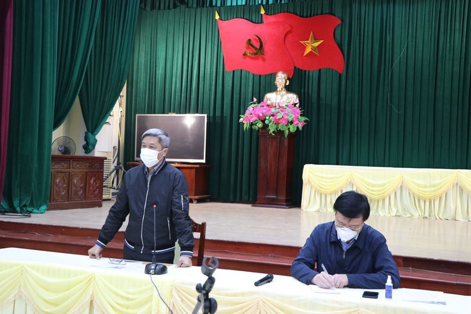 Thứ trưởng Bộ Y tế Nguyễn Trường Sơn phát biểu tại cuộc làm việc sáng 18/2 tại huyện Cẩm Giàng. (Ảnh: Mạnh Minh/TTXVN)