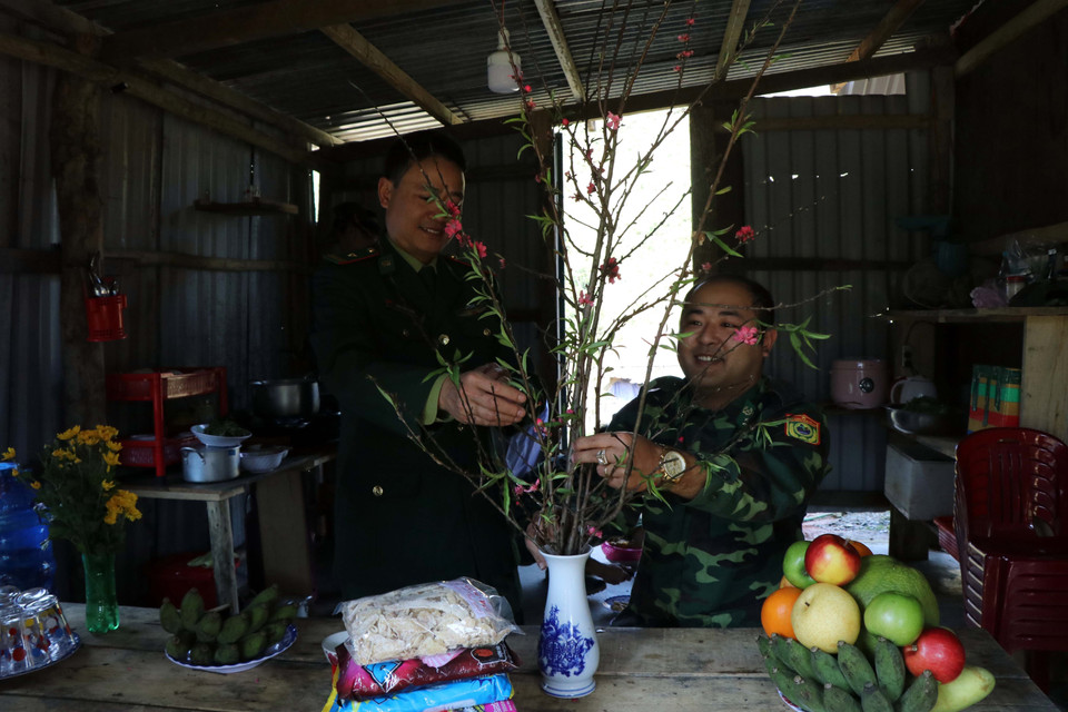 Không khí đón Tết của cán bộ, chiến sỹ Đồn Biên phòng Cửa khẩu A Đớt tại Chốt kiểm soát dịch bệnh COVID-19 số 6. (Ảnh: Đỗ Trưởng/TTXVN)