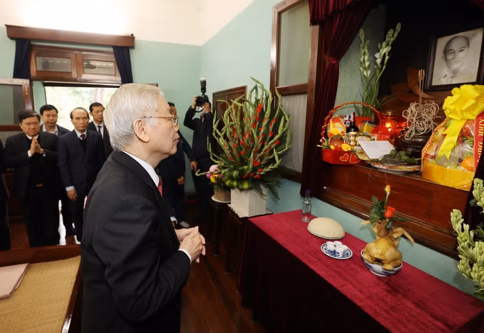Tổng Bí thư, Chủ tịch nước Nguyễn Phú Trọng dâng hương tưởng niệm Chủ tịch Hồ Chí Minh. (Ảnh: Trí Dũng/TTXVN)