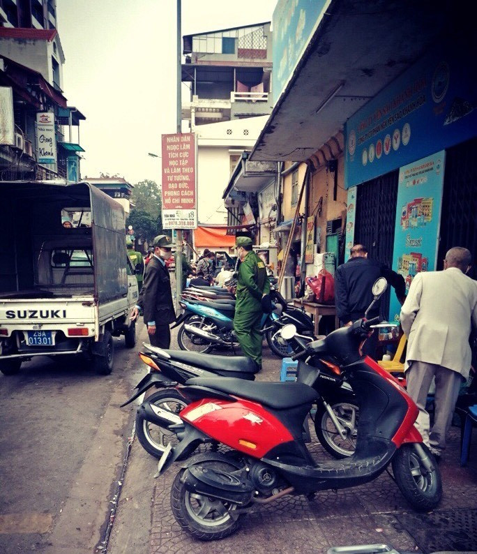 Ngay trong sáng ngày 16/2, lực lượng chức năng các phường trên địa bàn Hà Nội đã ra quân nhắc nhở, đề nghị, yêu cầu người dân đóng cửa các quán ăn đường phố, trà đá, không tiếp tục tụ tập ăn uống đông người. (Ảnh: Minh Nghĩa/TTXVN)