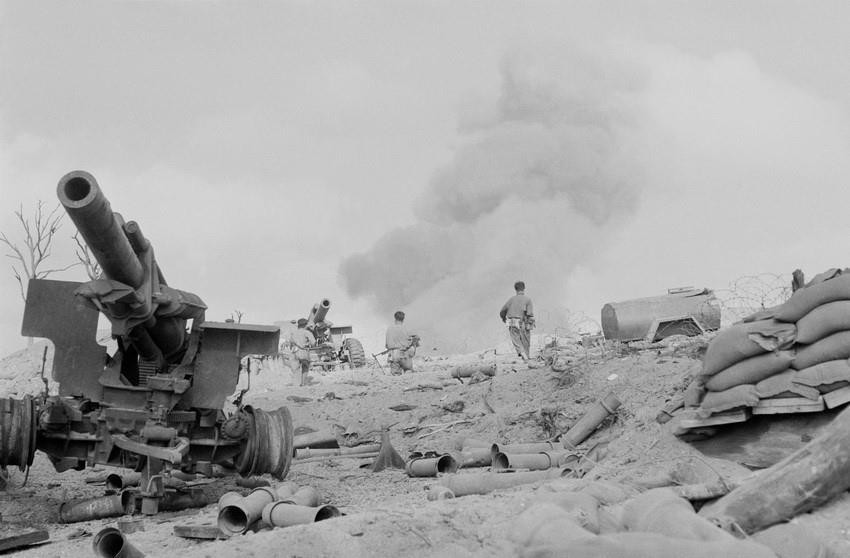 Dưới sự yểm trợ của pháo binh, từ 16 - 18/3/1971, các lực lượng thuộc Sư đoàn 2 thực hiện trận then chốt tiêu diệt Trung đoàn 1 Ngụy ở điểm cao quan trọng 723 nằm trong dãy Phu Rệp, phía Nam Đường 9 và sông Sê Pôn. Trong trận này, ta diệt và bắt sống 1.700 tên, bắn rơi nhiều máy bay, thu hàng trăm vũ khí và nhiều phương tiện, quân trang, quân dụng. (Ảnh: Hồng Thụ/TTXVN)