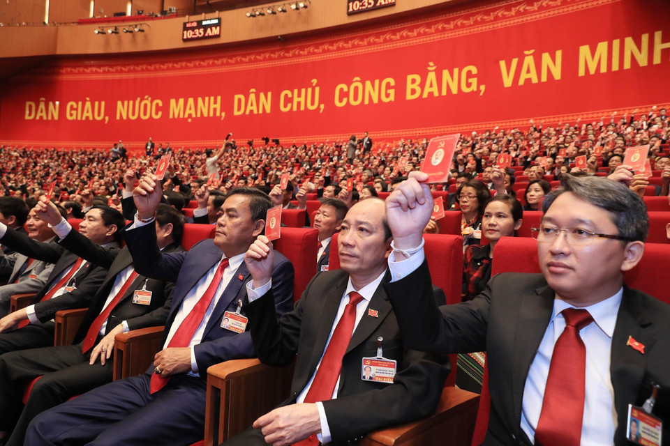 Các đại biểu biểu quyết thông qua Chương trình làm việc của Đại hội tại phiên họp trù bị, sáng 25/1. (Nguồn: TTXVN)