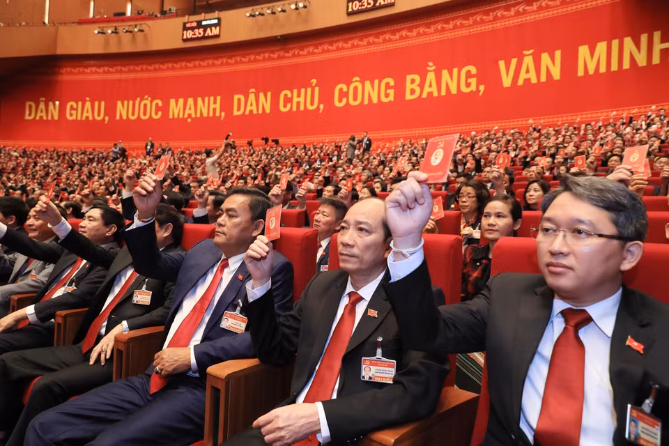 Các đại biểu biểu quyết thông qua Chương trình làm việc của Đại hội tại phiên họp trù bị, sáng 25/1. (Nguồn: TTXVN)