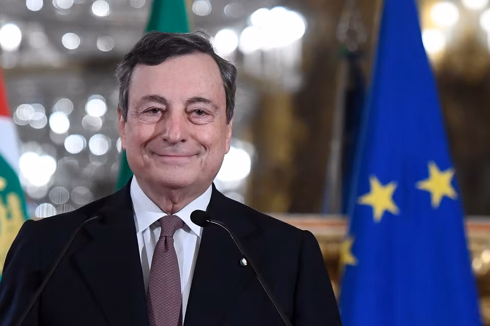 Ngày 18/2/2021, với 535 phiếu ủng hộ, 56 phiếu chống và 5 phiếu trắng, Hạ viện Italy đã tín nhiệm thông qua Chính phủ của Thủ tướng Mario Draghi (trong ảnh). Trước đó, ngày 17/2, Thượng viện Italy cũng đã phê chuẩn Chính phủ của Thủ tướng Draghi với kết quả 262 phiếu ủng hộ, 40 phiếu chống, và 2 phiếu trắng. Với kết quả trên, Italy chính thức có Chính phủ thứ 67 kể từ khi Cộng hòa Italy được thành lập năm 1946 và ông Mario Draghi trở thành Thủ tướng thứ 30 tại nước này. (Nguồn: THX/TTXVN)