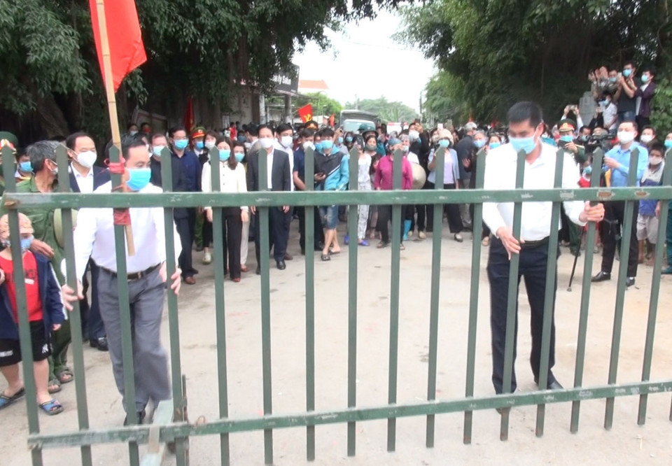 Dỡ bỏ hàng rào cách ly xã Yên Phú. (Ảnh: Đinh Tuấn/TTXVN)