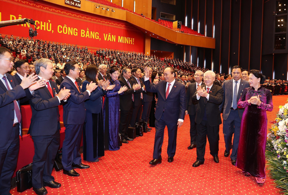 Đại hội XIII là một trong những Đại hội thành công nhất trên các mặt, truyền được cảm hứng và quyết tâm, ý chí, bản lĩnh để đưa đất nước phát triển ở tầm cao mới. Trong ảnh: Đại hội chào mừng Tổng Bí thư, Chủ tịch nước Nguyễn Phú Trọng cùng Thủ tướng Nguyễn Xuân Phúc, Chủ tịch Quốc hội Nguyễn Thị Kim Ngân đến dự phiên họp trù bị, sáng 25/1/2021. (Nguồn: TTXVN)