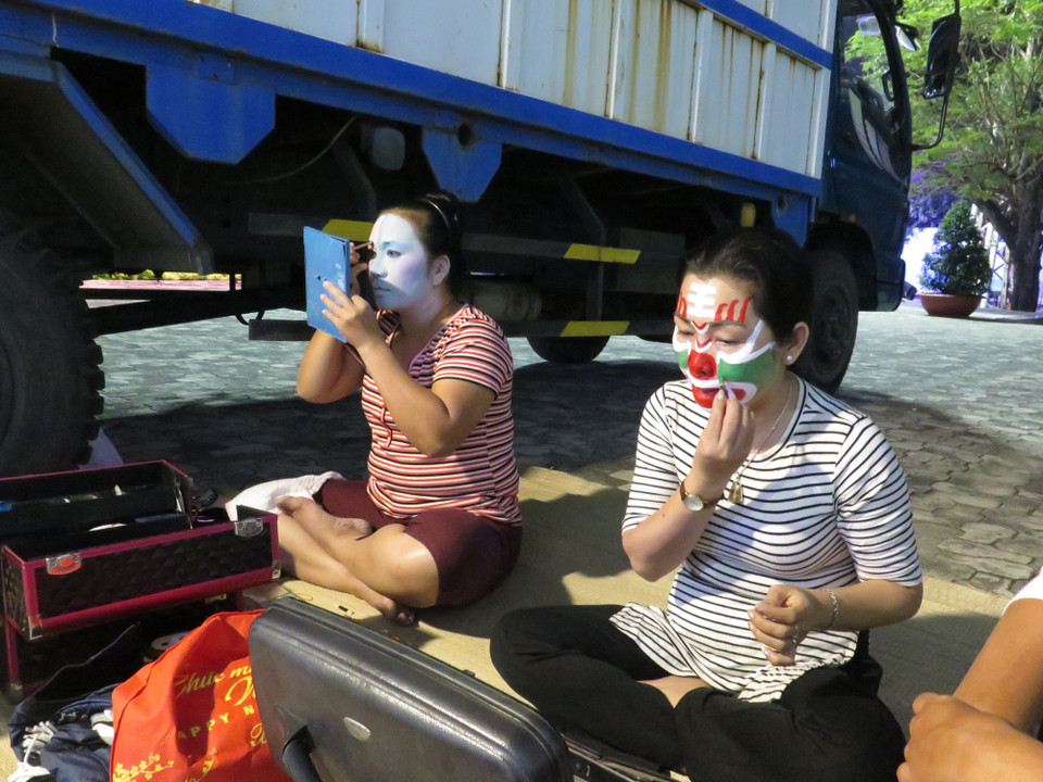 Các diễn viên biểu diễn tuồng cổ tự vẽ mặt nạ cho chính bản thân mình. (Ảnh: Phan Sáu/TTXVN)