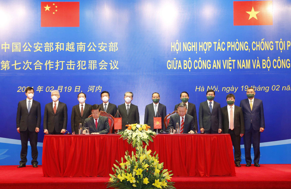 Đại tướng Tô Lâm, Ủy viên Bộ Chính trị, Bộ trưởng Bộ Công an và ông Triệu Khắc Chí, Ủy viên Quốc vụ, Bộ trưởng Bộ Công an Trung Quốc, ký kết Biên bản Hội nghị, thống nhất các giải pháp nhằm tăng cường hợp tác bảo đảm an ninh nội địa ở mỗi nước; phát huy hiệu quả thực chất về hợp tác trong đấu tranh, phòng, chống tội phạm giữa Việt Nam và Trung Quốc trong thời gian tới. (Ảnh: Doãn Tấn/TTXVN)