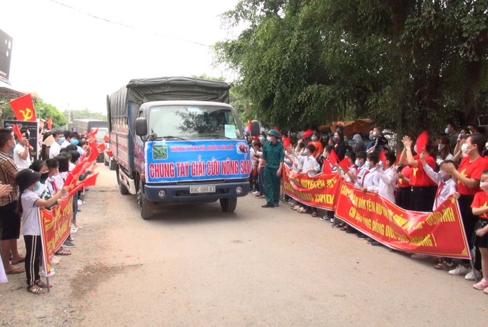 Các xe chở nông sản của xã Yên Phú vận chuyển đi tiêu thụ ngay sau khi lệnh dỡ bỏ được công bố. (Ảnh: Đinh Tuấn/TTXVN)