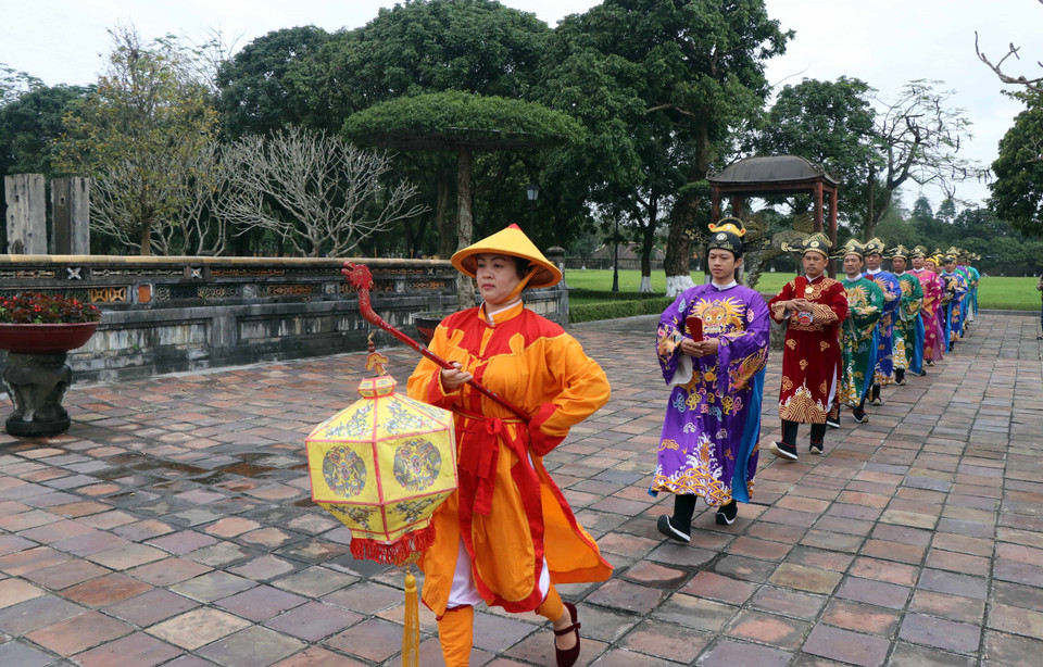 Tái hiện các quan văn, võ tiến vào chầu nhà vua tại điện Thái Hòa trong ngày Mùng 1 Tết Nguyên đán. (Ảnh: Đỗ Trưởng/TTXVN)