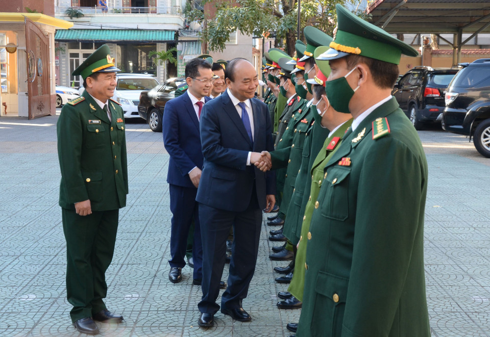Thủ tướng Nguyễn Xuân Phúc đến thăm, chúc Tết các lực lượng vũ trang thành phố Đà Nẵng. (Ảnh: Quốc Dũng/TTXVN)