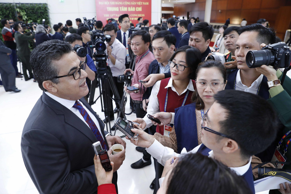 Trả lời phỏng vấn của phóng viên các cơ quan thông tấn, báo chí trong ngày khai mạc, Đại sứ Palestine tại Việt Nam Saddi Salama Altumaizi chia sẻ ấn tượng về nội dung báo cáo chính trị và tin chắc Việt Nam sẽ tiếp tục con đường đấu tranh để trở thành quốc gia ngày càng có uy tín trên bản đồ chính trị thế giới; Việt Nam sẽ tiếp tục chính sách đối ngoại đóng góp vào phát triển an ninh, hòa bình trên thế giới. (Nguồn: TTXVN)