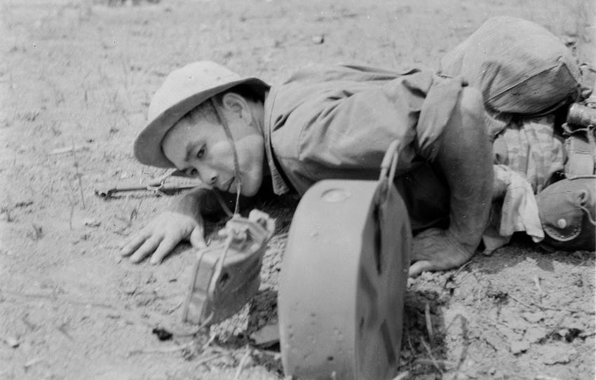 Chiến sỹ công binh Vũ Văn Duệ nghiên cứu phá mìn định hướng của địch tại mặt trận Đường 9-Nam Lào. (Ảnh: Lương Nghĩa Dũng/TTXVN)